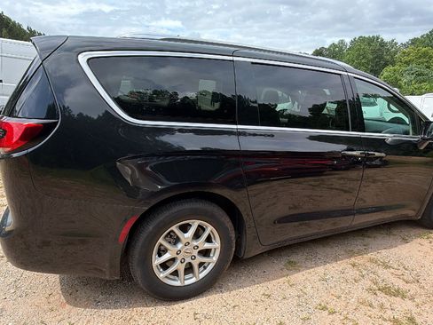 Used 2021 Chrysler Pacifica Touring-L FWD image 8