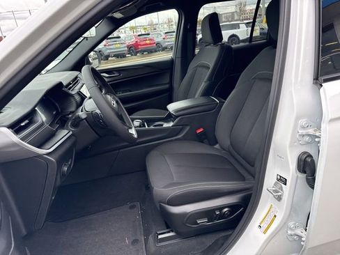 Used 2025 Jeep Grand Cherokee Laredo image 15