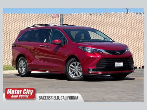 Used 2026 Toyota Sienna XLE FWD image 1