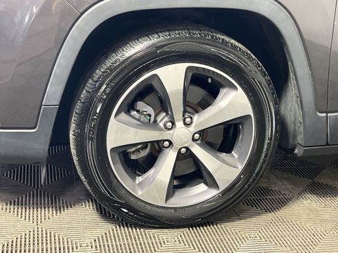 Used 2019 Jeep Cherokee Limited image 12