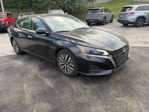 Used 2023 Nissan Altima 2.5 SV w/ SV Premium Package FWD image 3