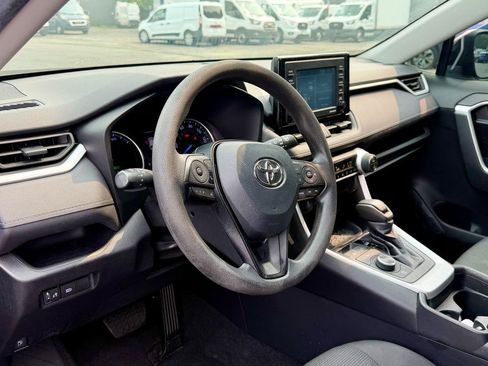 Used 2021 Toyota RAV4 LE AWD/4WD image 18