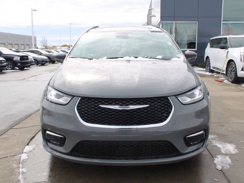 Used 2022 Chrysler Pacifica Touring-L image 2