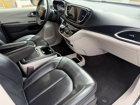Used 2023 Chrysler Pacifica Touring-L FWD image 3