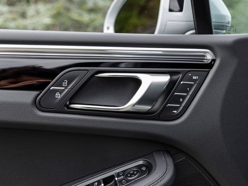 Certified 2026 Porsche Macan AWD/4WD image 26