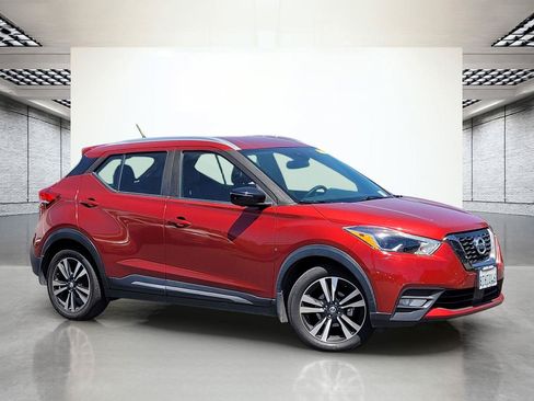 Used 2020 Nissan Kicks SR w/ SR Premium Package FWD image 2