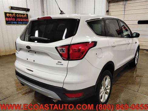 Used 2019 Ford Escape SE image 3