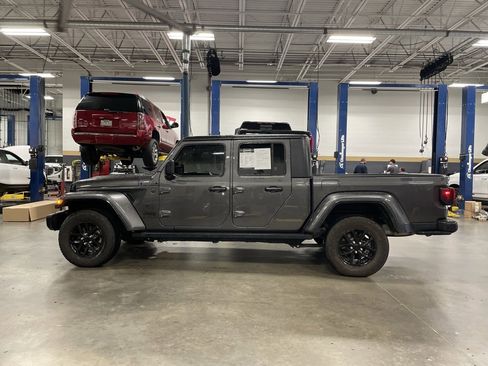 Used 2023 Jeep Gladiator Sport S image 4