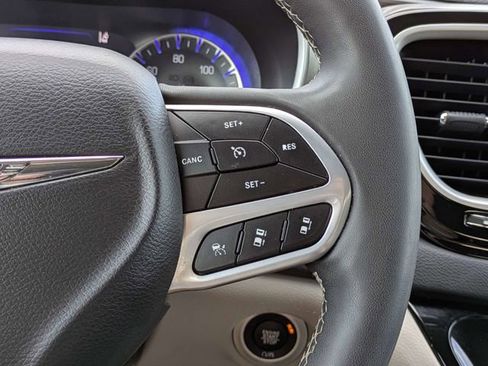 Used 2023 Chrysler Pacifica Touring-L image 29