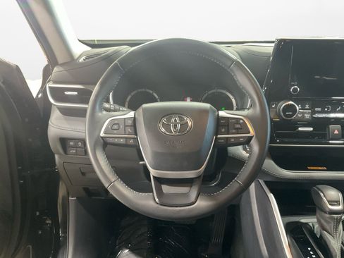 Used 2023 Toyota Highlander XLE image 12