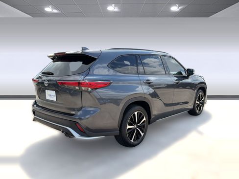 Used 2021 Toyota Highlander XSE FWD image 9