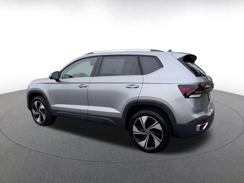 Used 2026 Volkswagen Taos SE AWD/4WD image 8