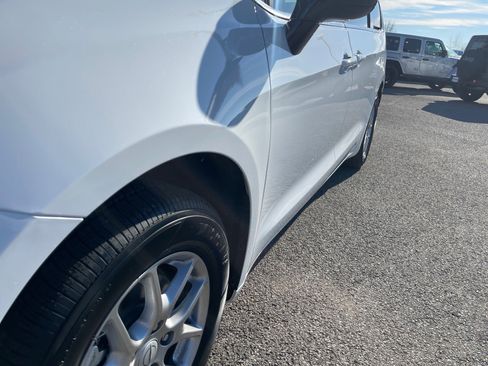 New 2026 Chrysler Pacifica Select image 5