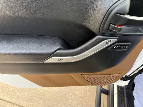 Used 2017 Jeep Wrangler Unlimited Rubicon w/ Connectivity Group image 11