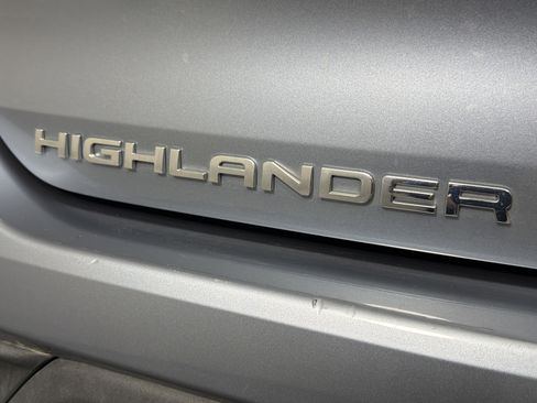 Used 2020 Toyota Highlander XLE AWD/4WD image 29