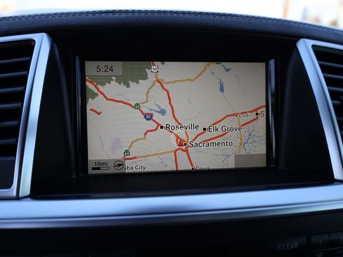 Used 2015 Mercedes-Benz GL 450 4MATIC w/ Driver Assistance Package image 31