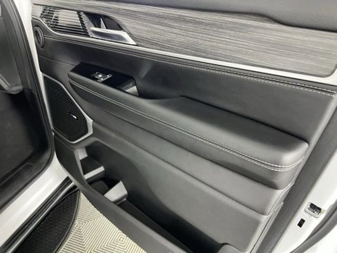 Used 2023 Jeep Wagoneer L Series III w/ Preferred Equipment Group image 33