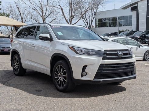 Used 2017 Toyota Highlander SE image 3