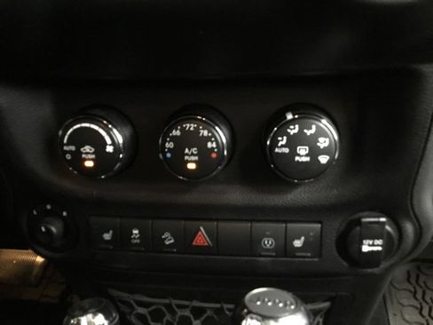 Used 2015 Jeep Wrangler Unlimited Rubicon AWD/4WD image 18