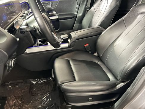 Used 2023 Mercedes-Benz GLB 250 w/ Premium Package image 21