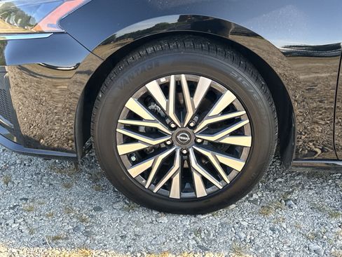 Used 2025 Nissan Altima 2.5 SV FWD image 11