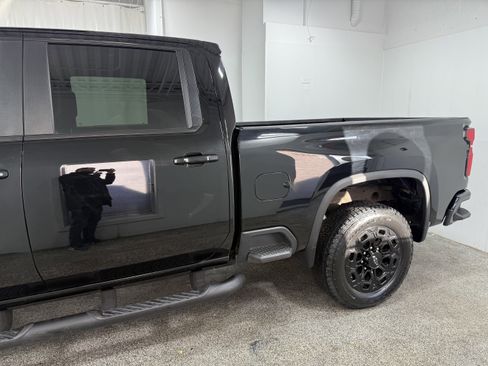 Used 2024 Chevrolet Silverado 2500 LT w/ Midnight Edition image 5