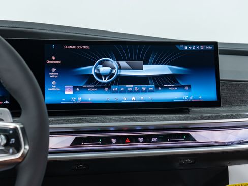 Used 2025 BMW 760i xDrive w/ Executive Package image 21