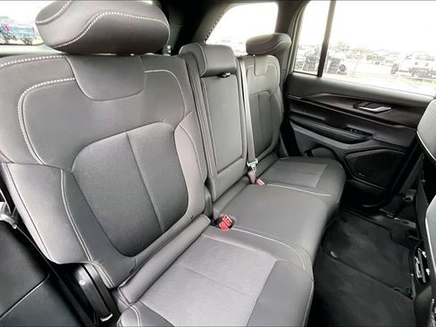 Used 2025 Jeep Grand Cherokee Laredo X w/ Luxury Tech Group I RWD image 21