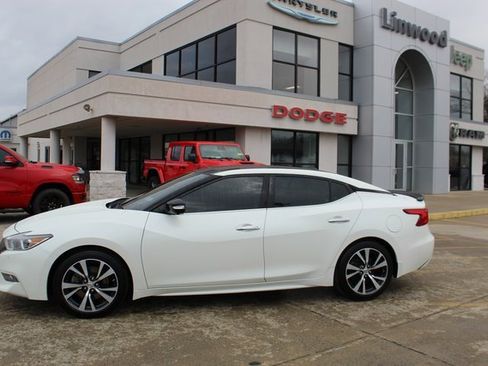 Used 2017 Nissan Maxima Platinum image 2