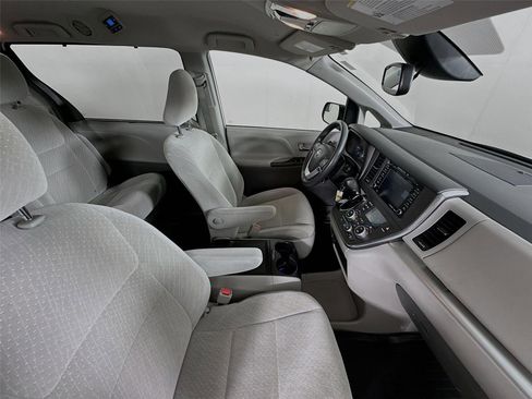 Used 2019 Toyota Sienna LE AWD/4WD image 27