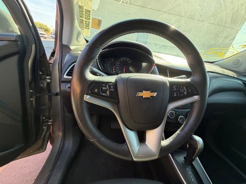 Used 2020 Chevrolet Trax LT w/ LT Convenience Package image 11