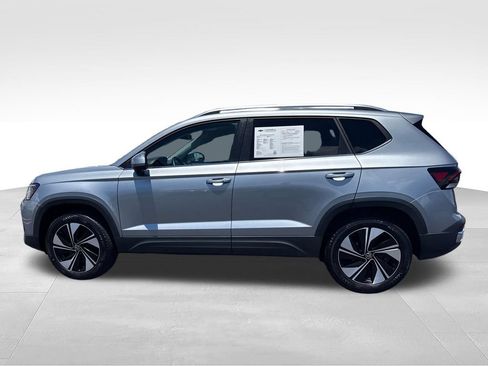 Used 2025 Volkswagen Taos SE AWD/4WD image 3