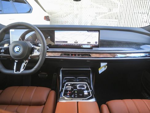 Used 2026 BMW 750e xDrive w/ Premium Package AWD/4WD image 9