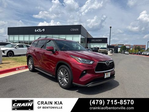 Used 2022 Toyota Highlander Platinum AWD/4WD image 1