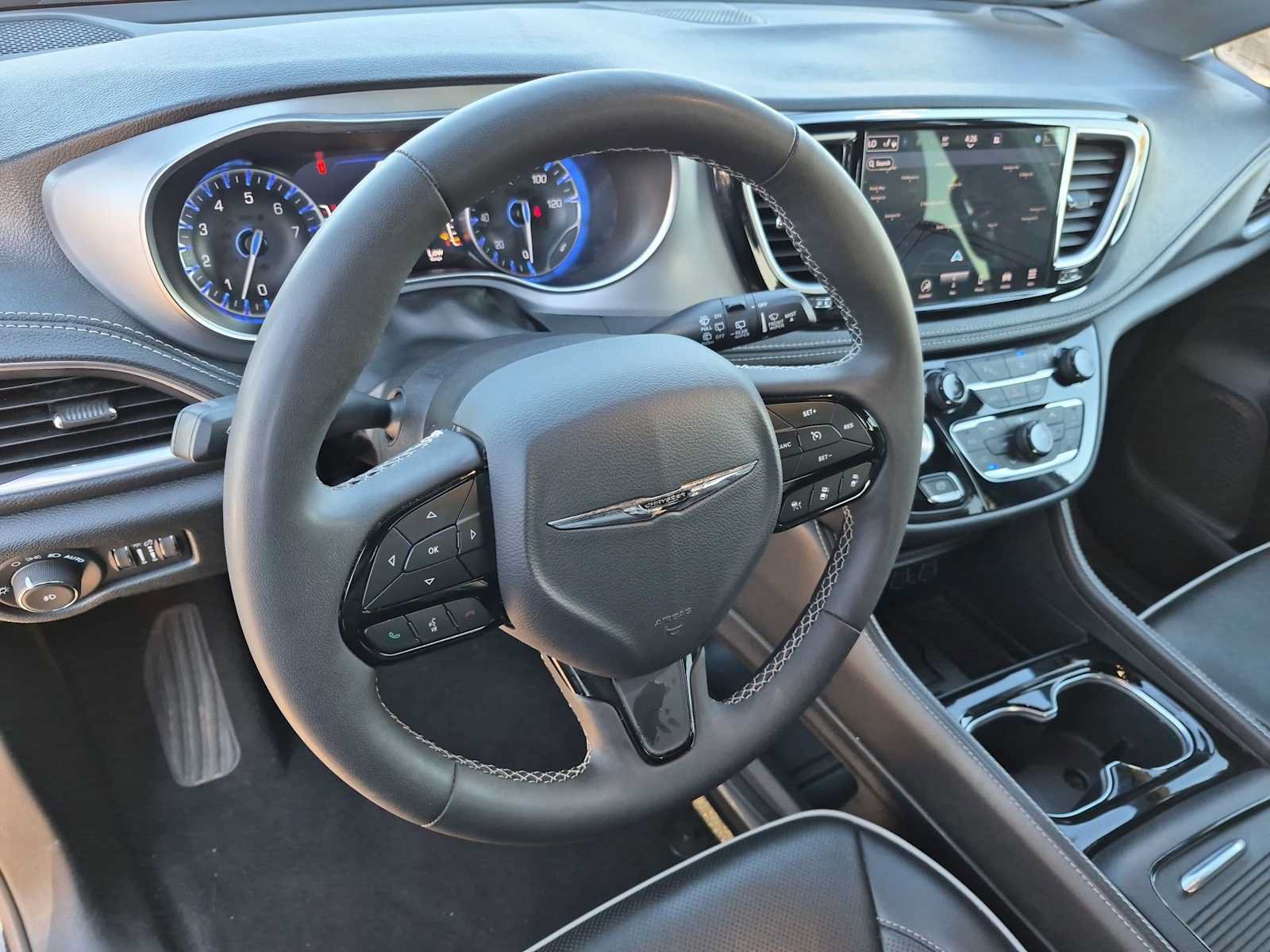 Used 2025 Chrysler Pacifica Limited FWD image 2