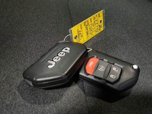 Used 2025 Jeep Wrangler Unlimited Sahara w/ Safety Group AWD/4WD image 14