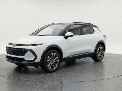 Used 2025 Chevrolet Equinox LT image 3