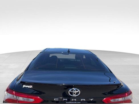 Used 2019 Toyota Camry SE w/ Carpet Mat Package FWD image 7