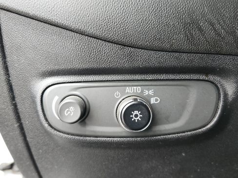 Used 2018 Chevrolet Equinox LT FWD image 23