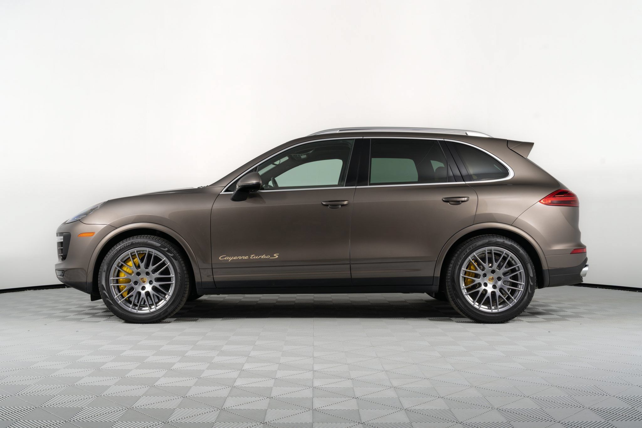 Used 2016 Porsche Cayenne Turbo S AWD/4WD image 19