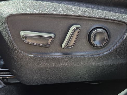 Used 2023 Toyota Highlander XLE FWD image 19