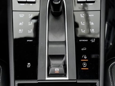 Used 2025 Porsche Macan image 21