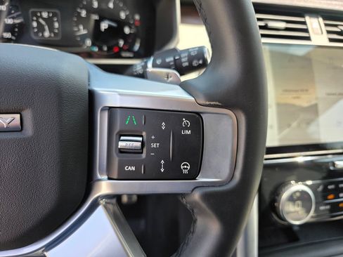 Used 2025 Land Rover Discovery Dynamic SE AWD/4WD image 21