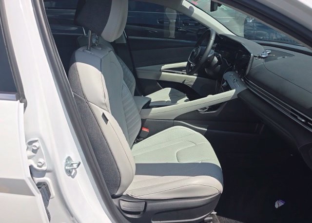 Used 2025 Hyundai Elantra Limited FWD image 9