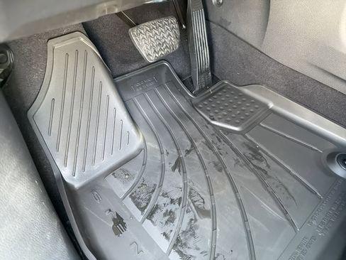 Used 2023 Toyota Sienna XSE image 17