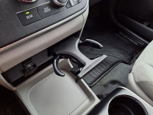 Used 2020 Toyota Sienna LE image 14