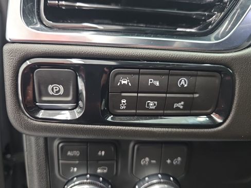 Used 2026 GMC Yukon Denali w/ Sun & Power Step Package image 36