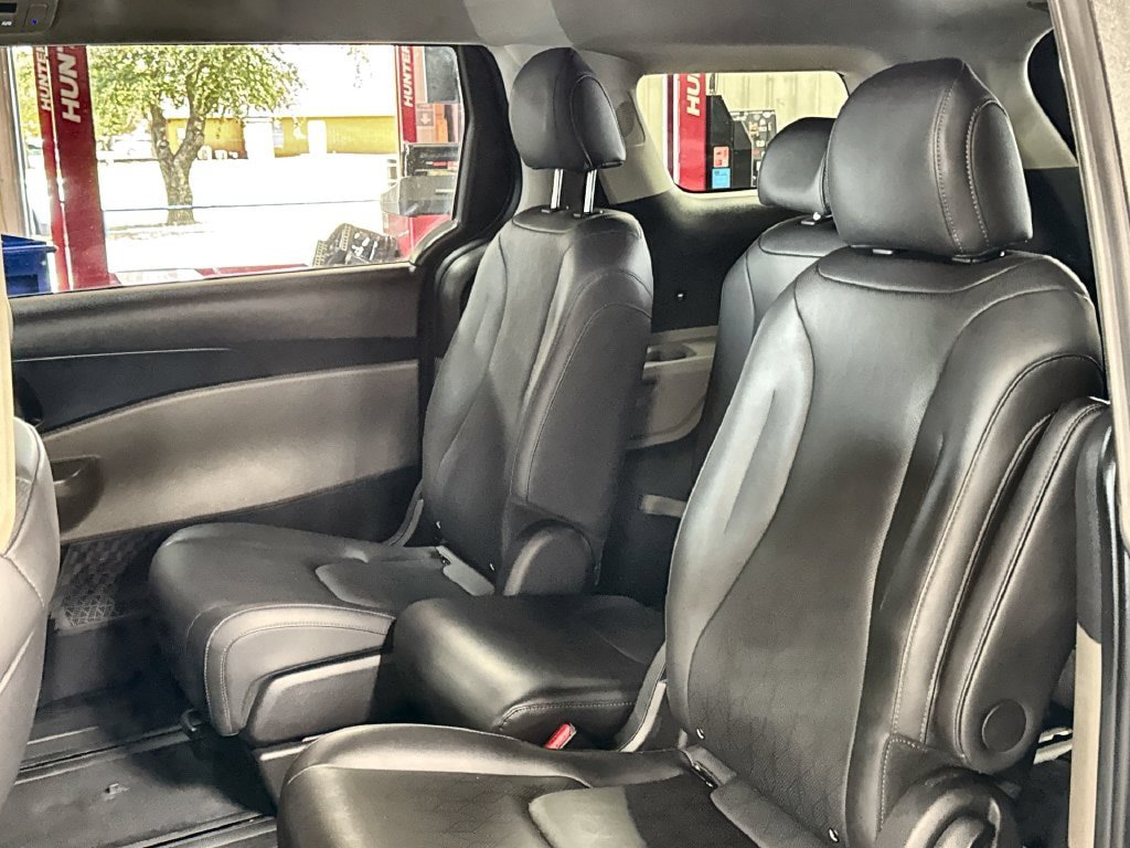 Used 2026 Kia Carnival LXS FWD image 25