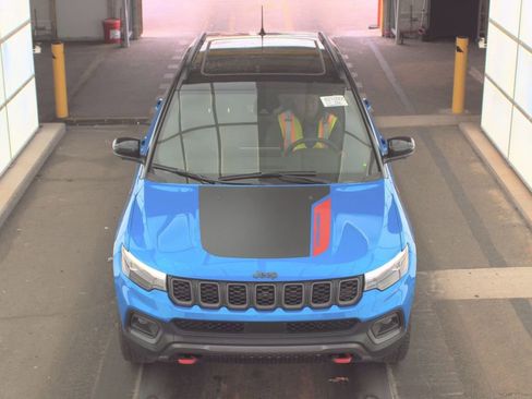 Used 2025 Jeep Compass Trailhawk w/ Trailhawk Elite Group AWD/4WD image 2