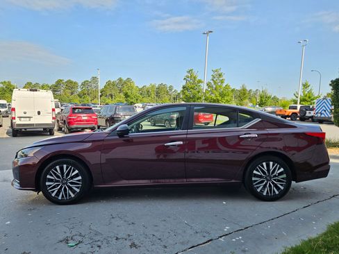 Used 2025 Nissan Altima 2.5 SV FWD image 4